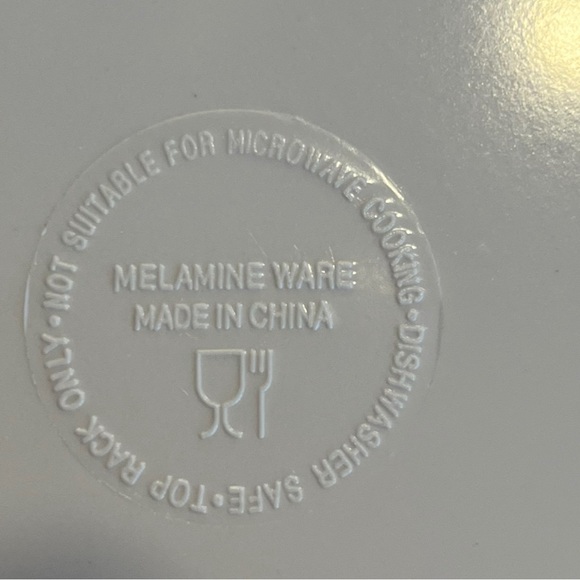 SOLD !!!Set of 5 red and white Gingham Authentic Melamine Plates - Picture 3 of 7